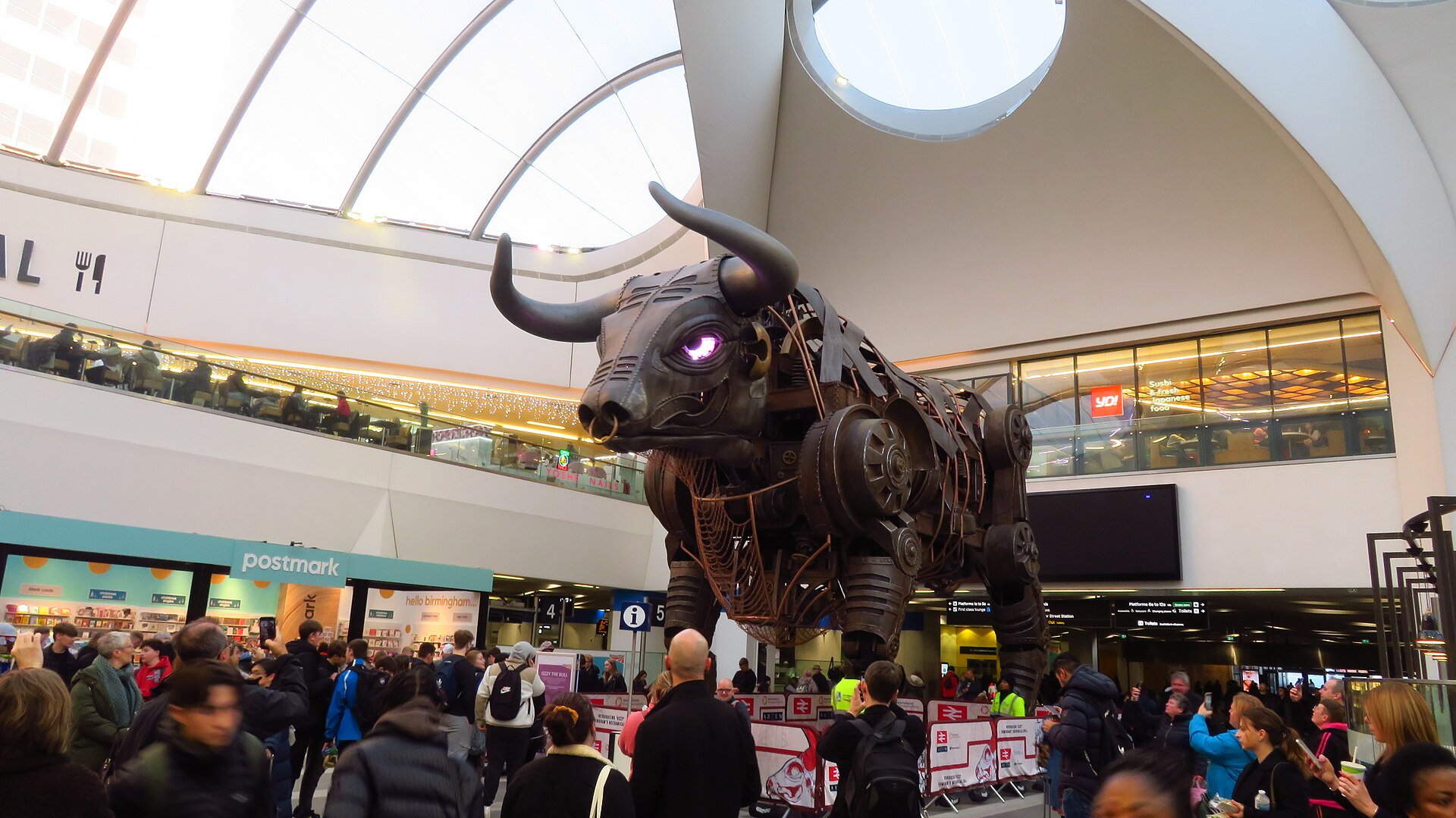 Ozzy the Bull, el gran toro mecánico instalado en Birmingham New Street Station