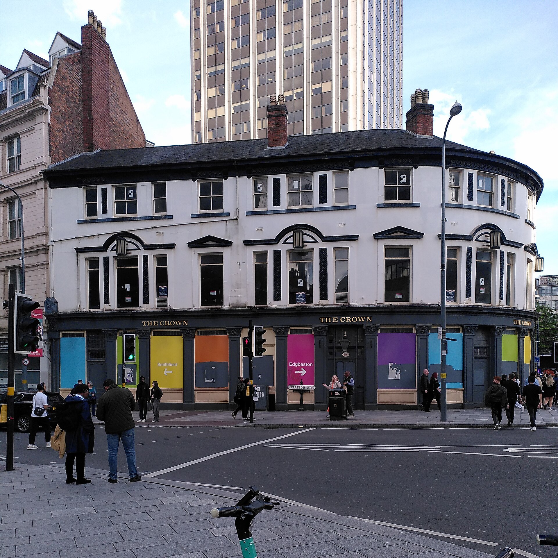 Fachada cerrada de The Crown en Station Street, Birmingham