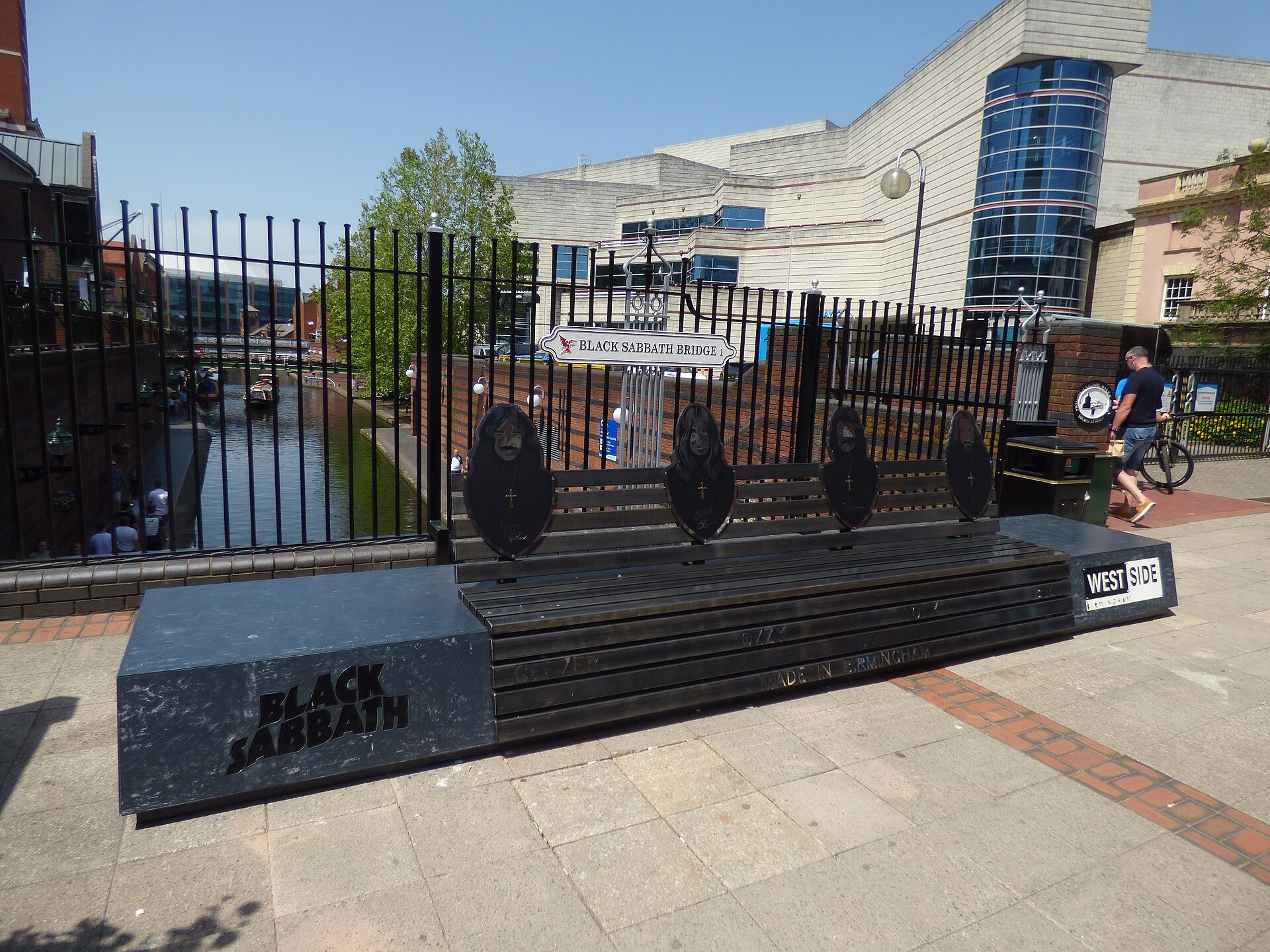 Banco dedicado a Black Sabbath junto al canal de Broad Street en Birmingham